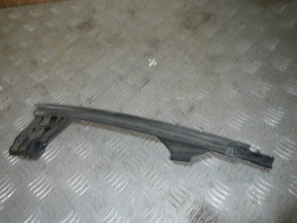 Направляющая стекла двери