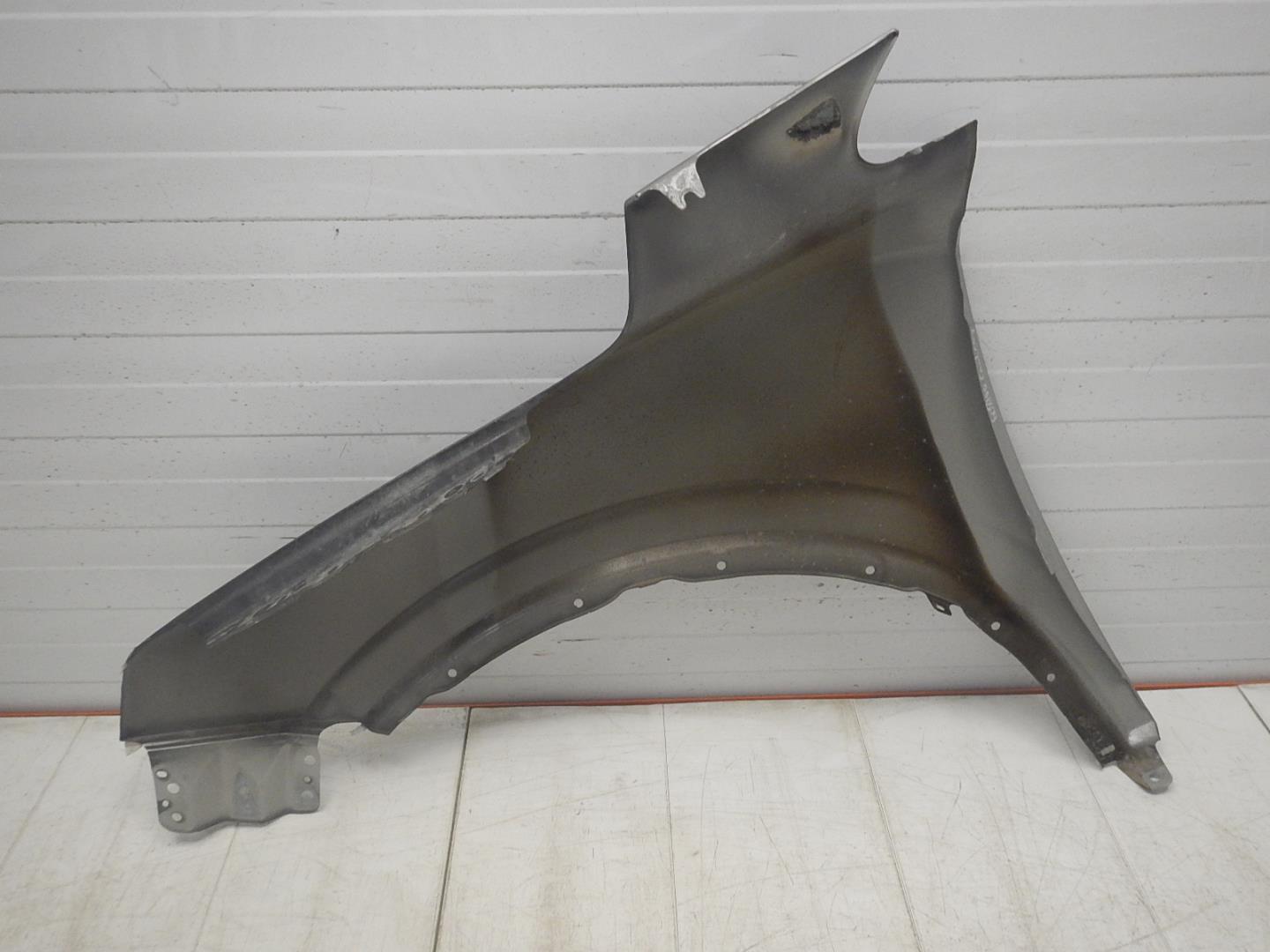 Крыло переднее правое