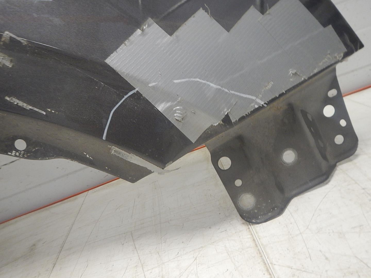 Крыло переднее правое