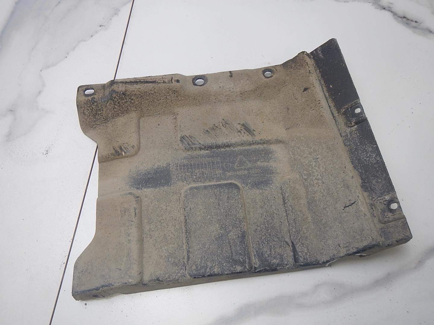 Пыльник двигателя боковой правый