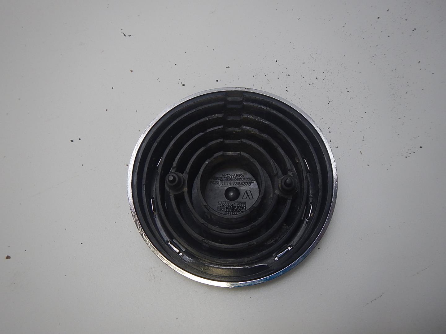 Эмблема на крышку багажника