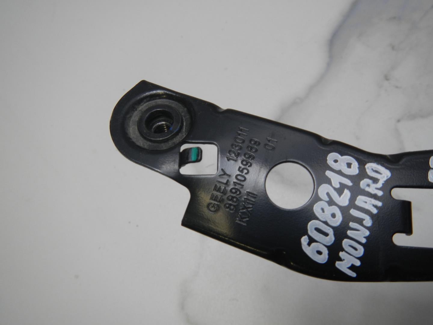 Кронштейн переднего бампера правый