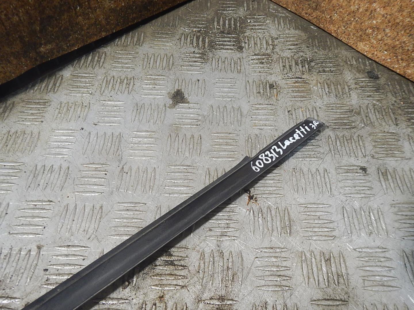 Накладка стекла заднего правого