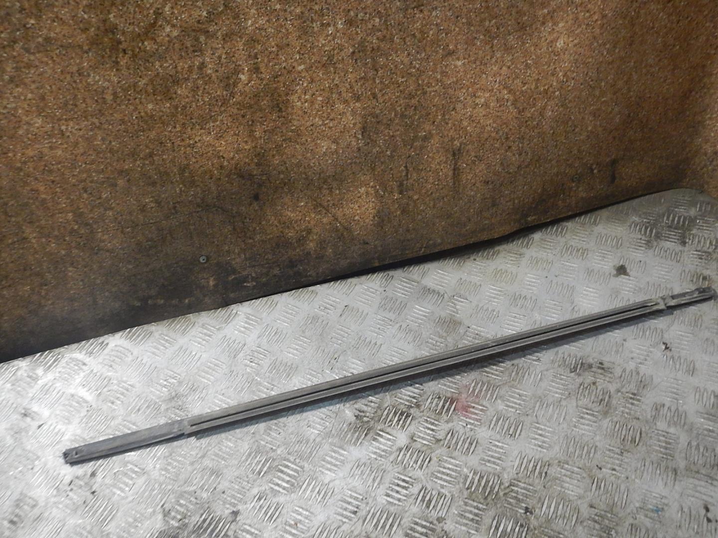 Накладка стекла заднего правого