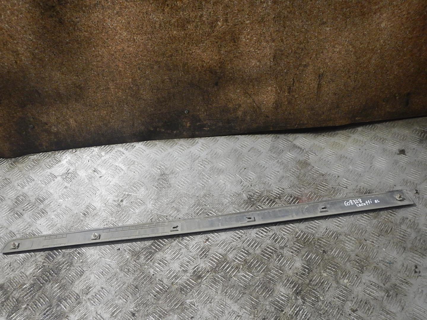 Молдинг передней левой двери