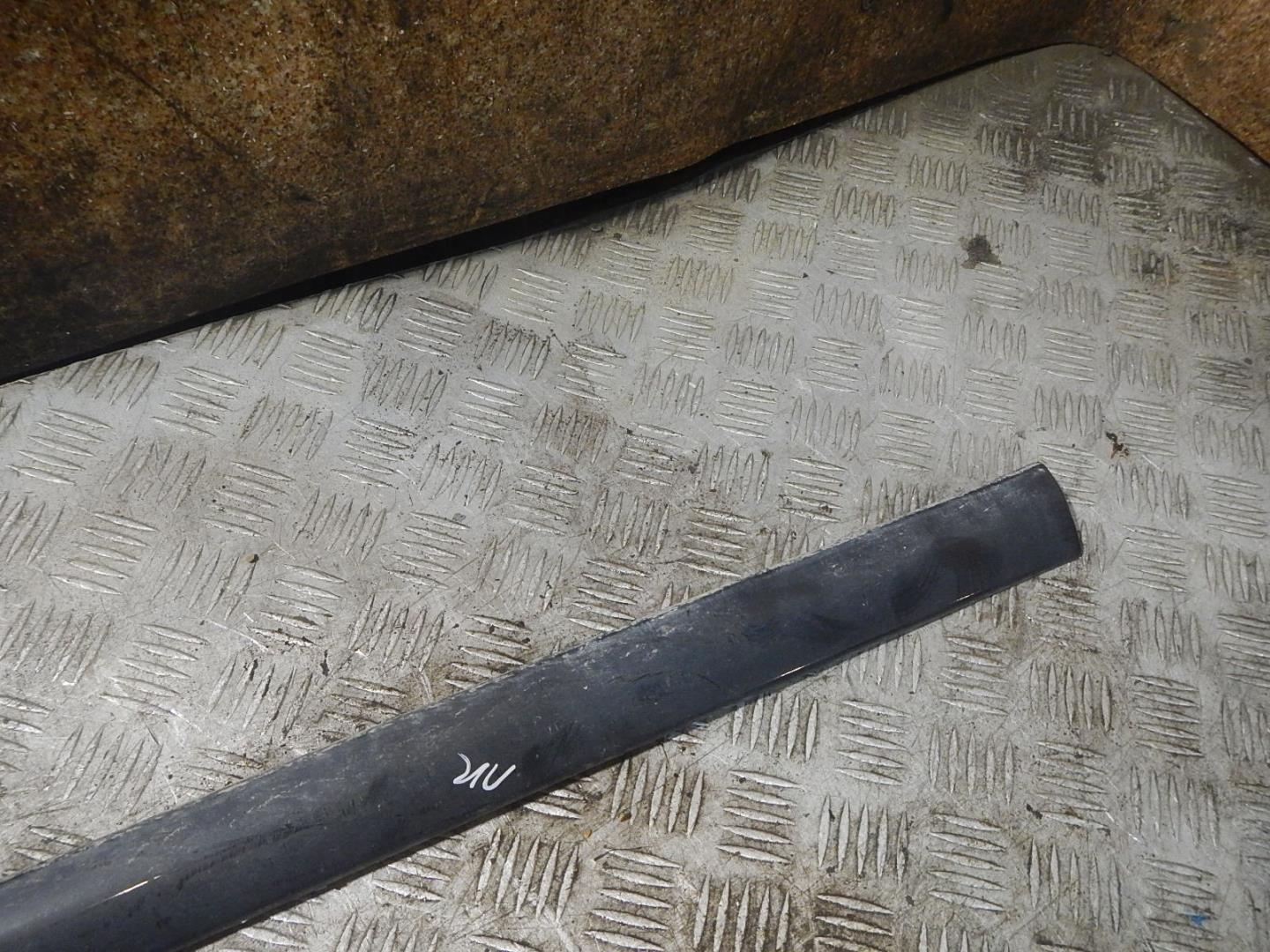 Молдинг передней левой двери