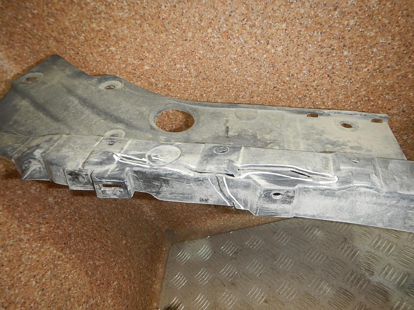 Кожух замка капота