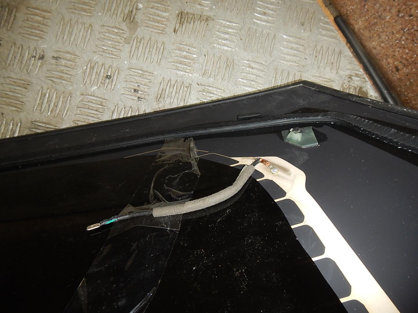 Стекло двери багажника