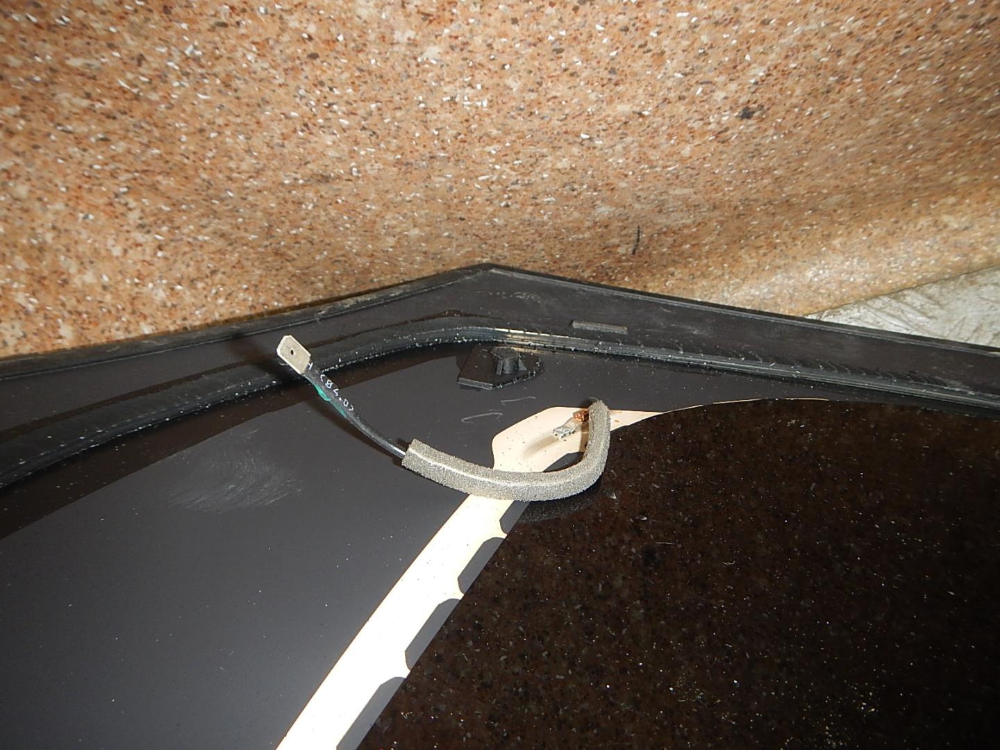 Стекло двери багажника