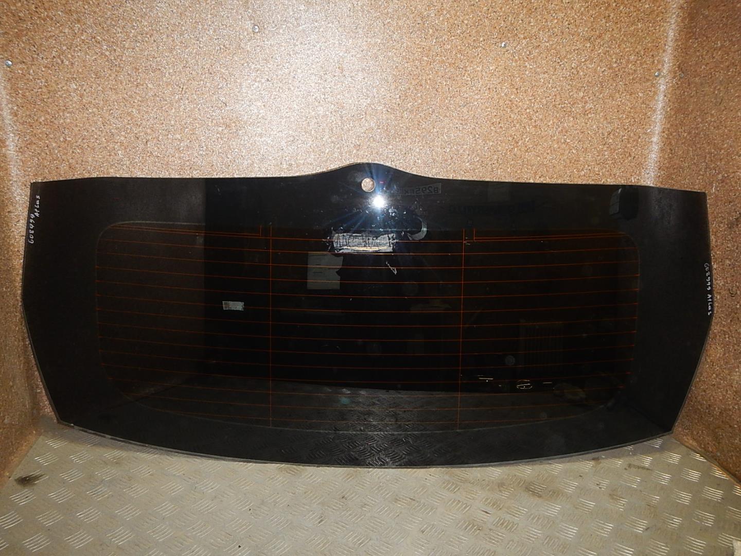 Стекло двери багажника