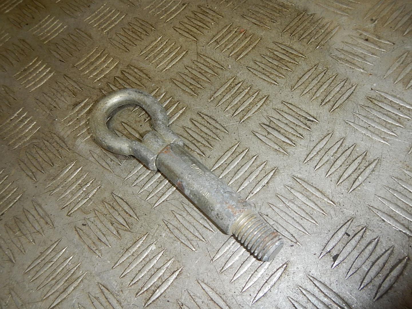 Крюк буксировочный