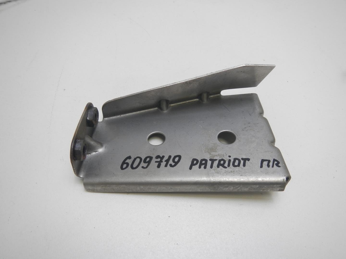 Кронштейн переднего бампера правый