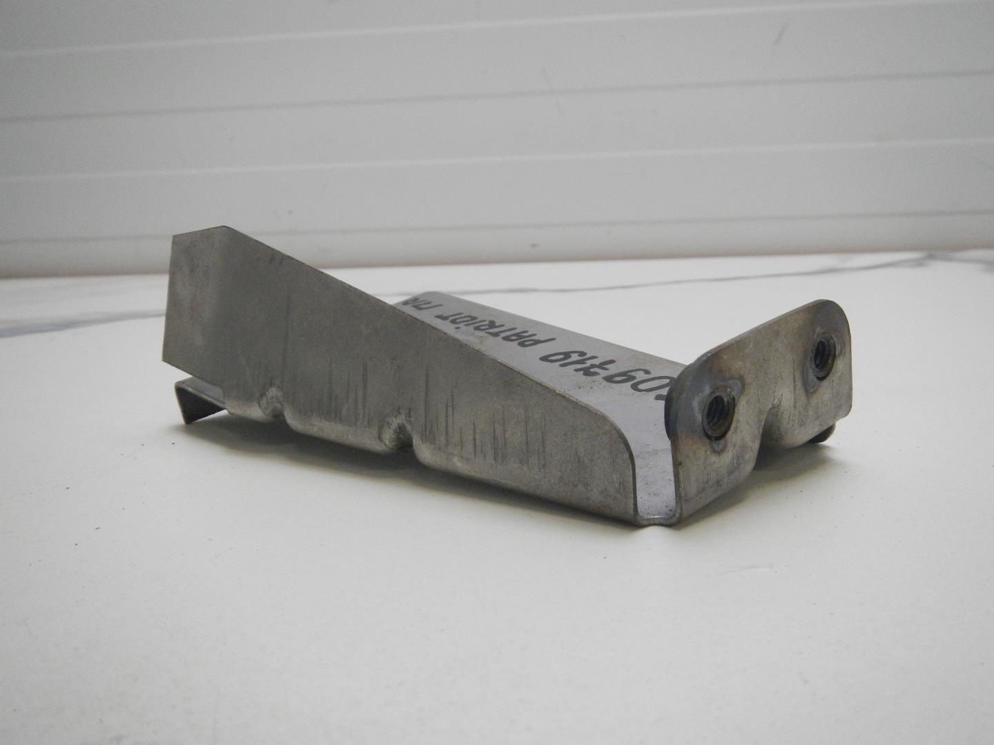 Кронштейн переднего бампера правый