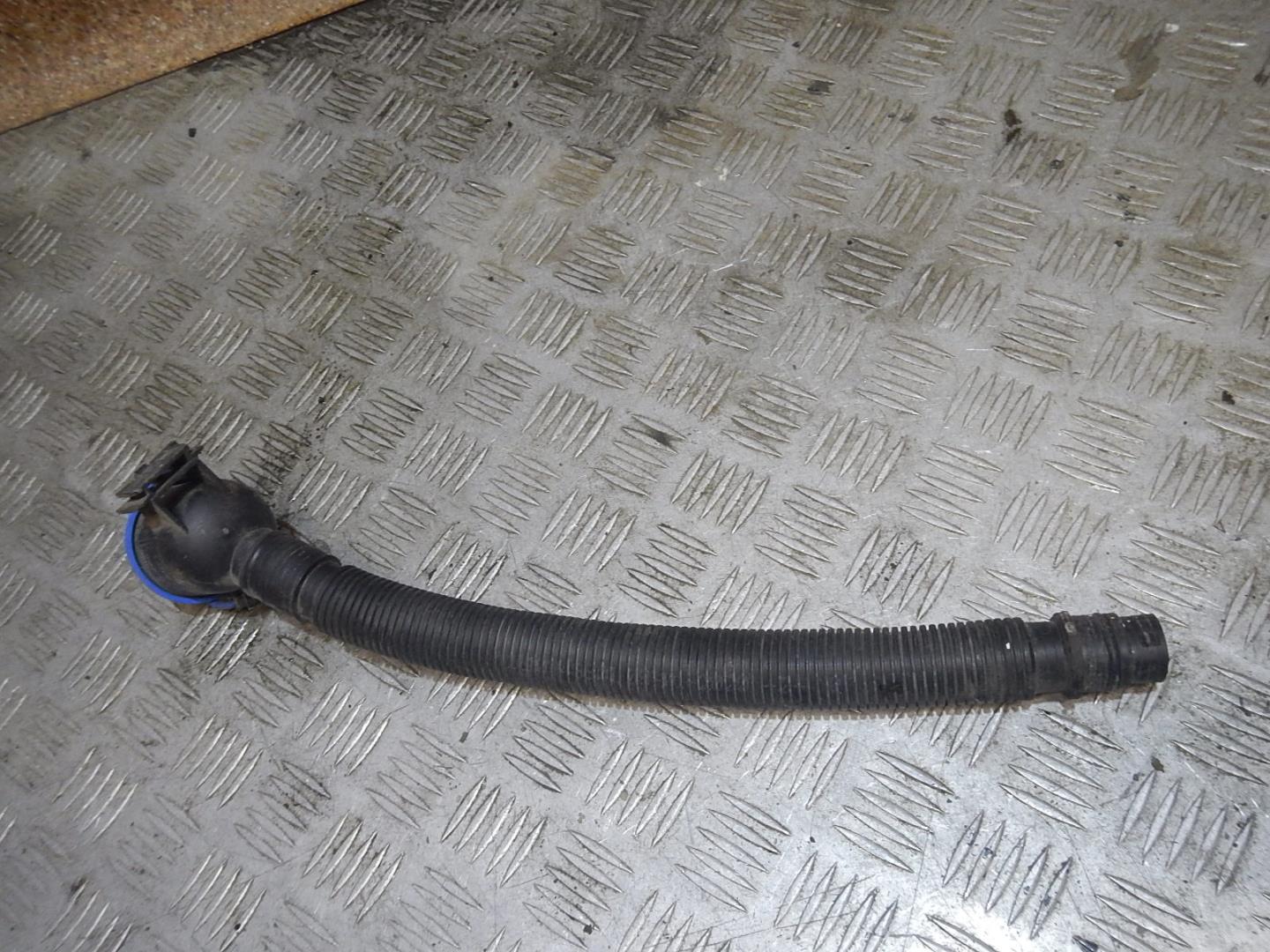 Горловина бачка омывателя