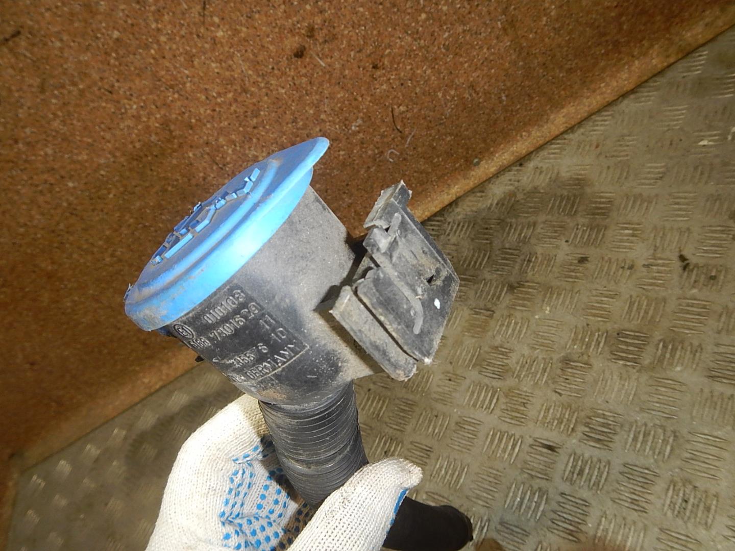 Горловина бачка омывателя