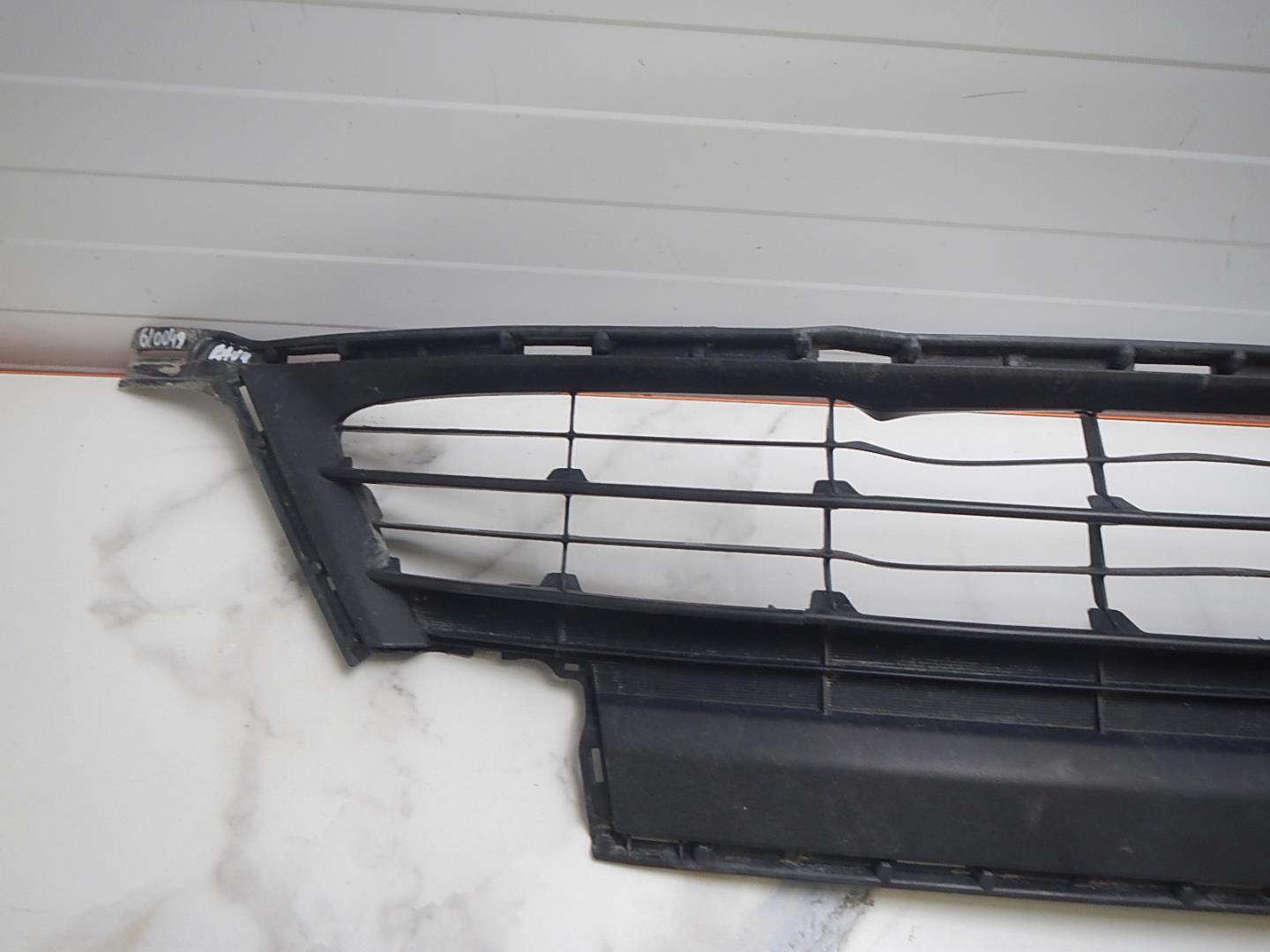 Решетка в бампер центральная