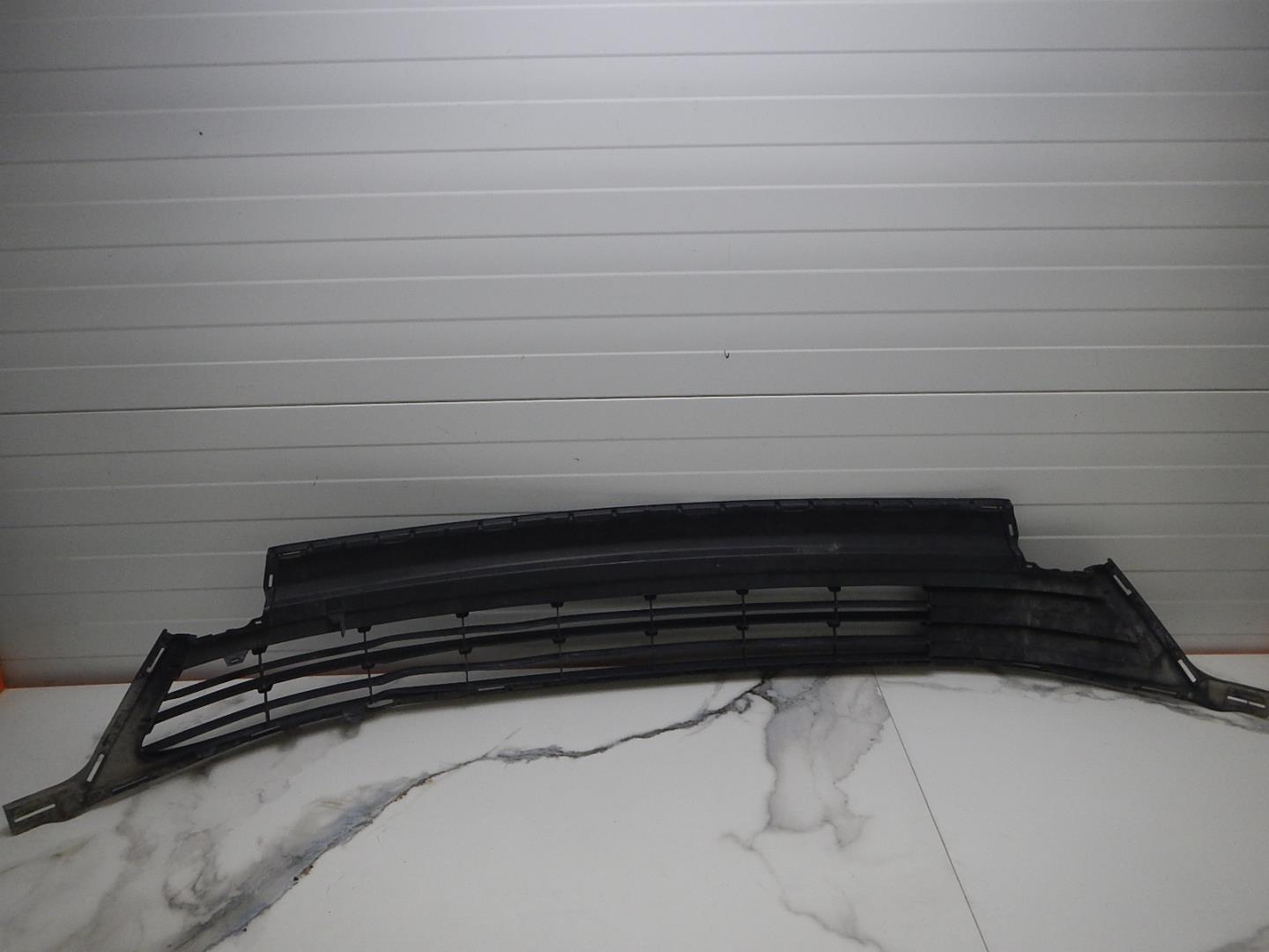 Решетка в бампер центральная