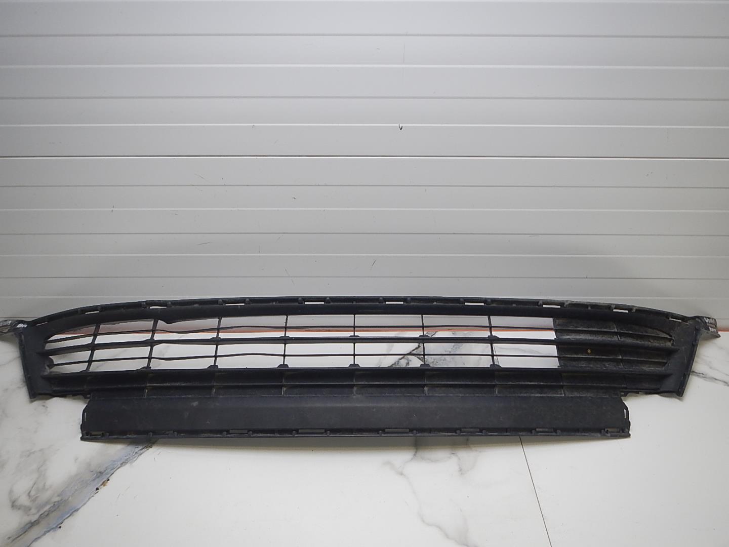 Решетка в бампер центральная