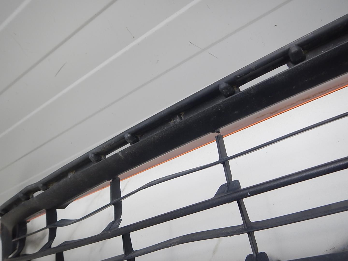 Решетка в бампер центральная