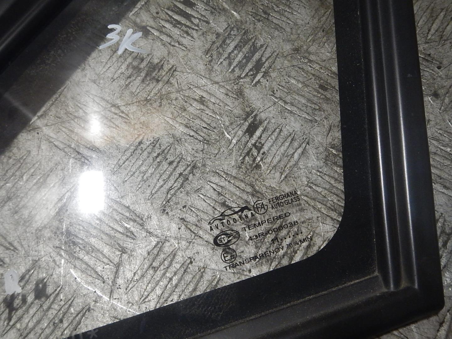 Стекло кузовное глухое правое