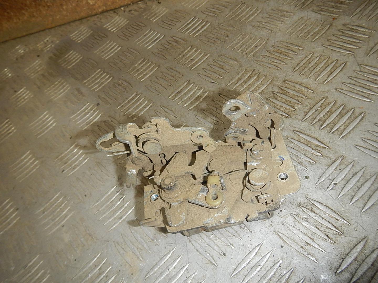 Замок двери задней левой