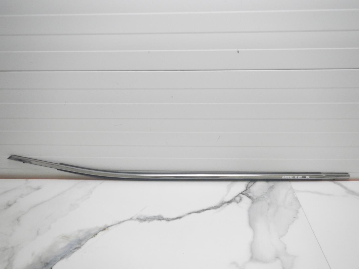 Накладка лобового стекла левая