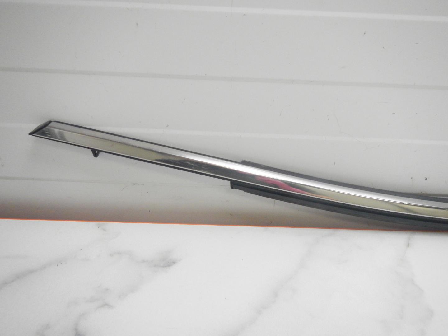 Накладка лобового стекла левая