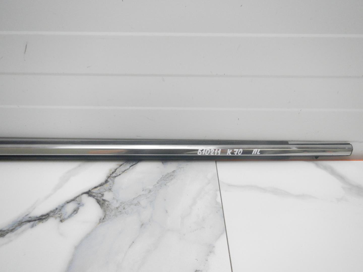 Накладка лобового стекла левая