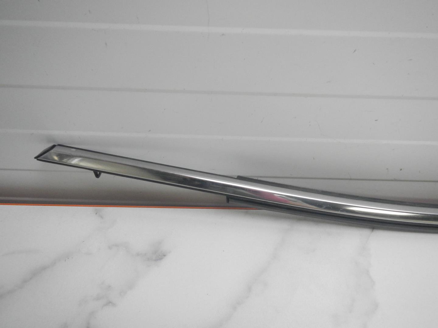 Накладка лобового стекла левая