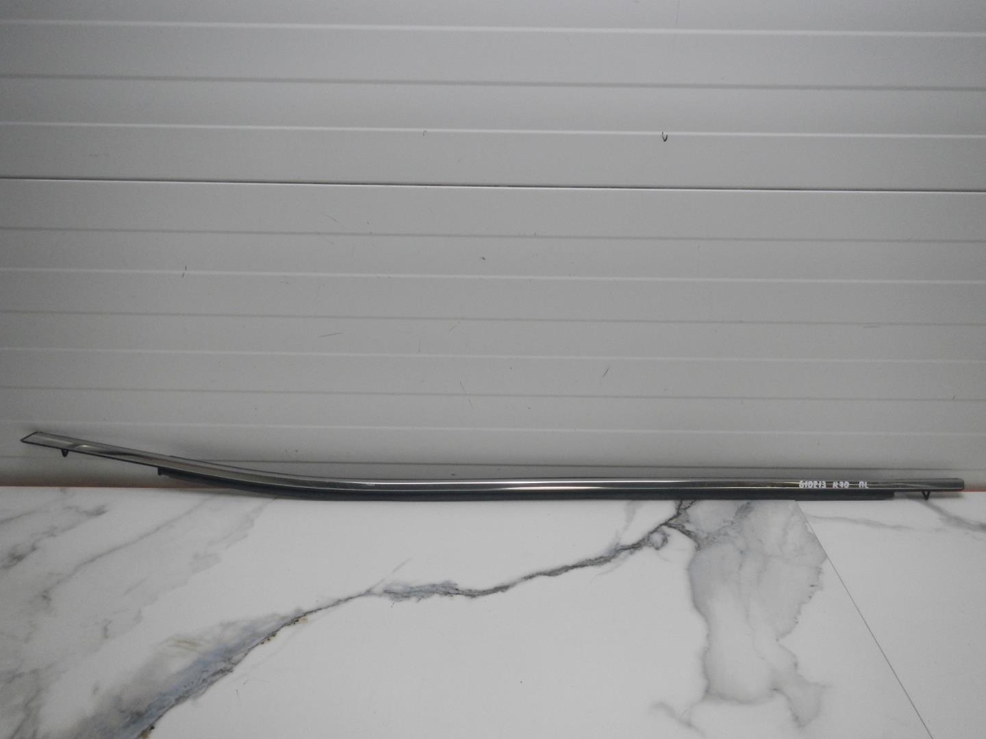 Накладка лобового стекла левая