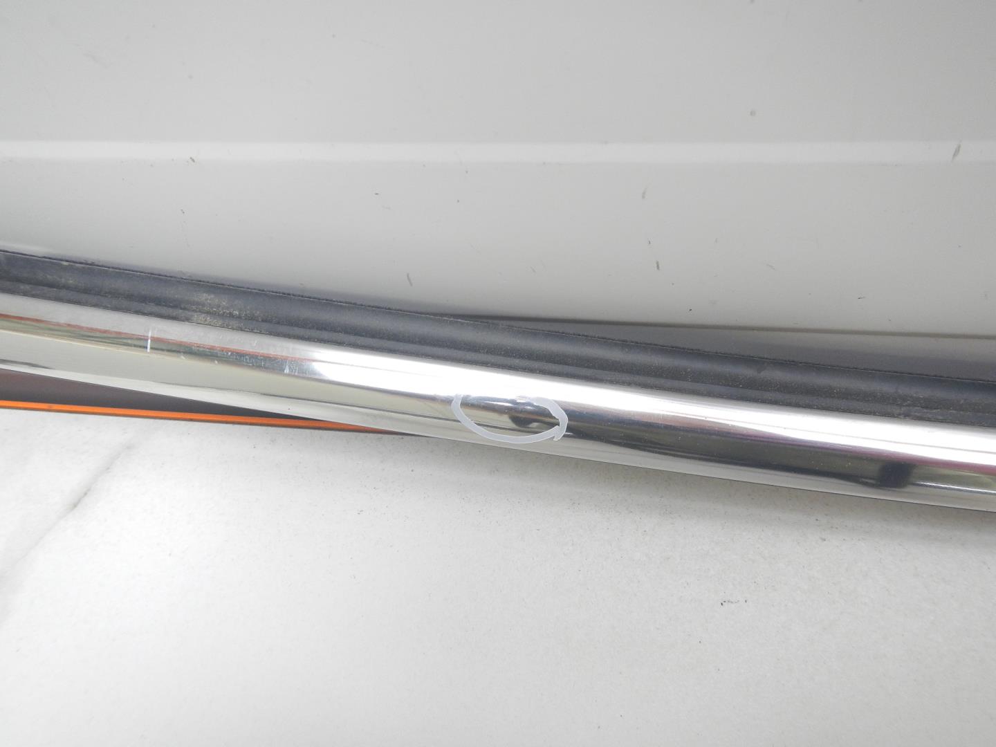 Накладка лобового стекла левая