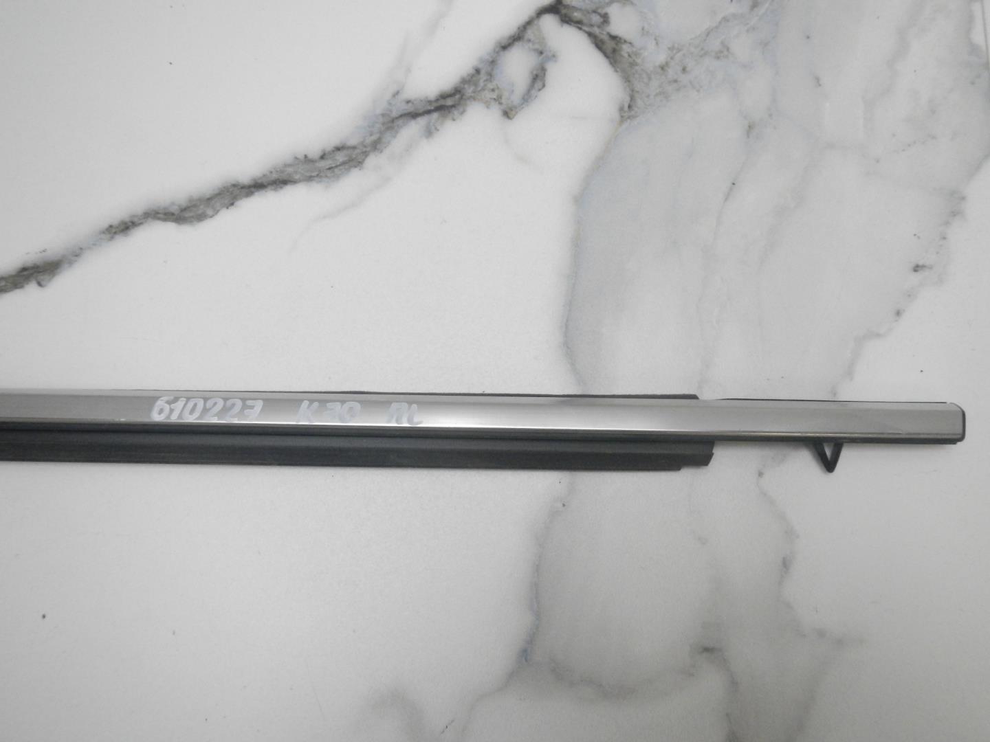 Накладка лобового стекла левая