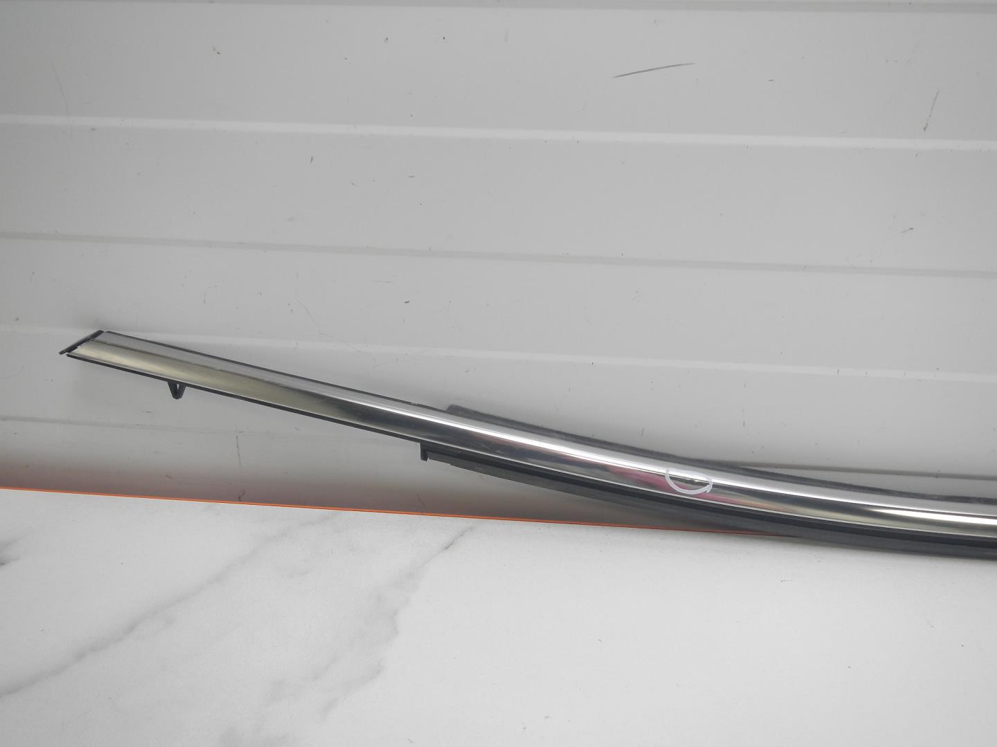 Накладка лобового стекла левая