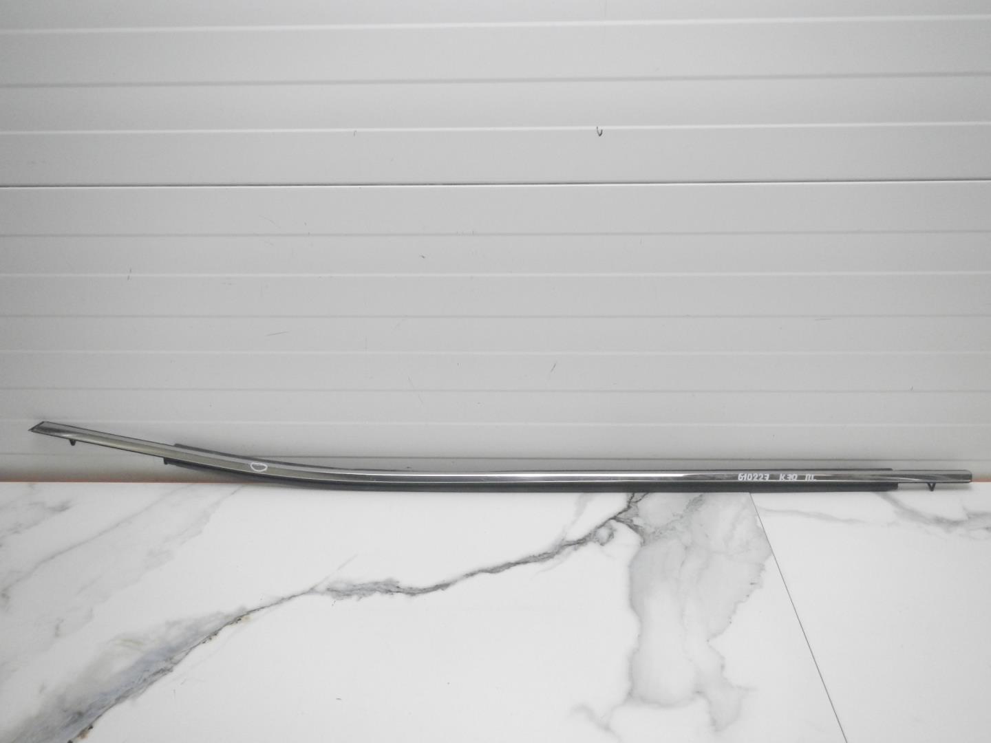 Накладка лобового стекла левая