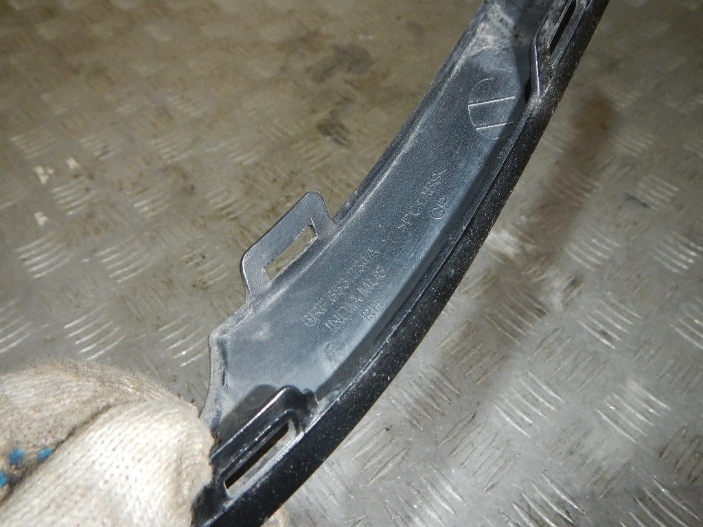 Молдинг переднего бампера правый