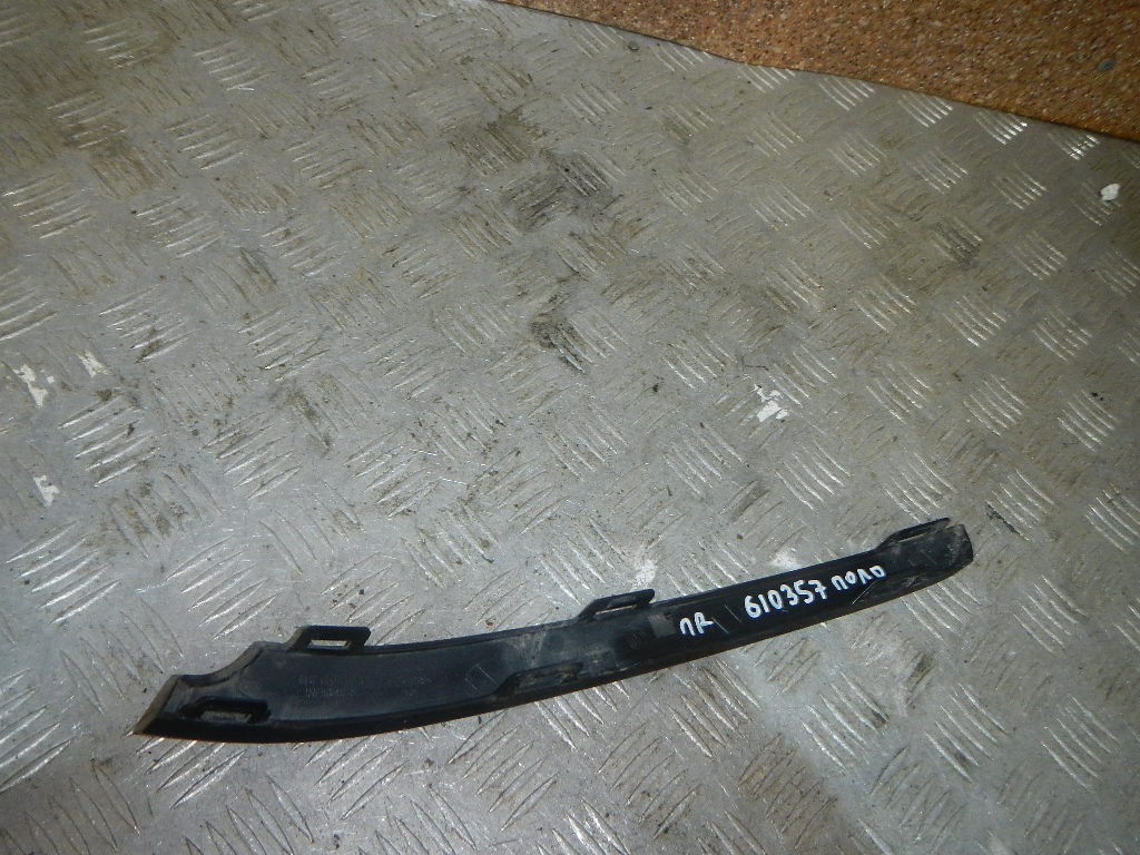 Молдинг переднего бампера правый