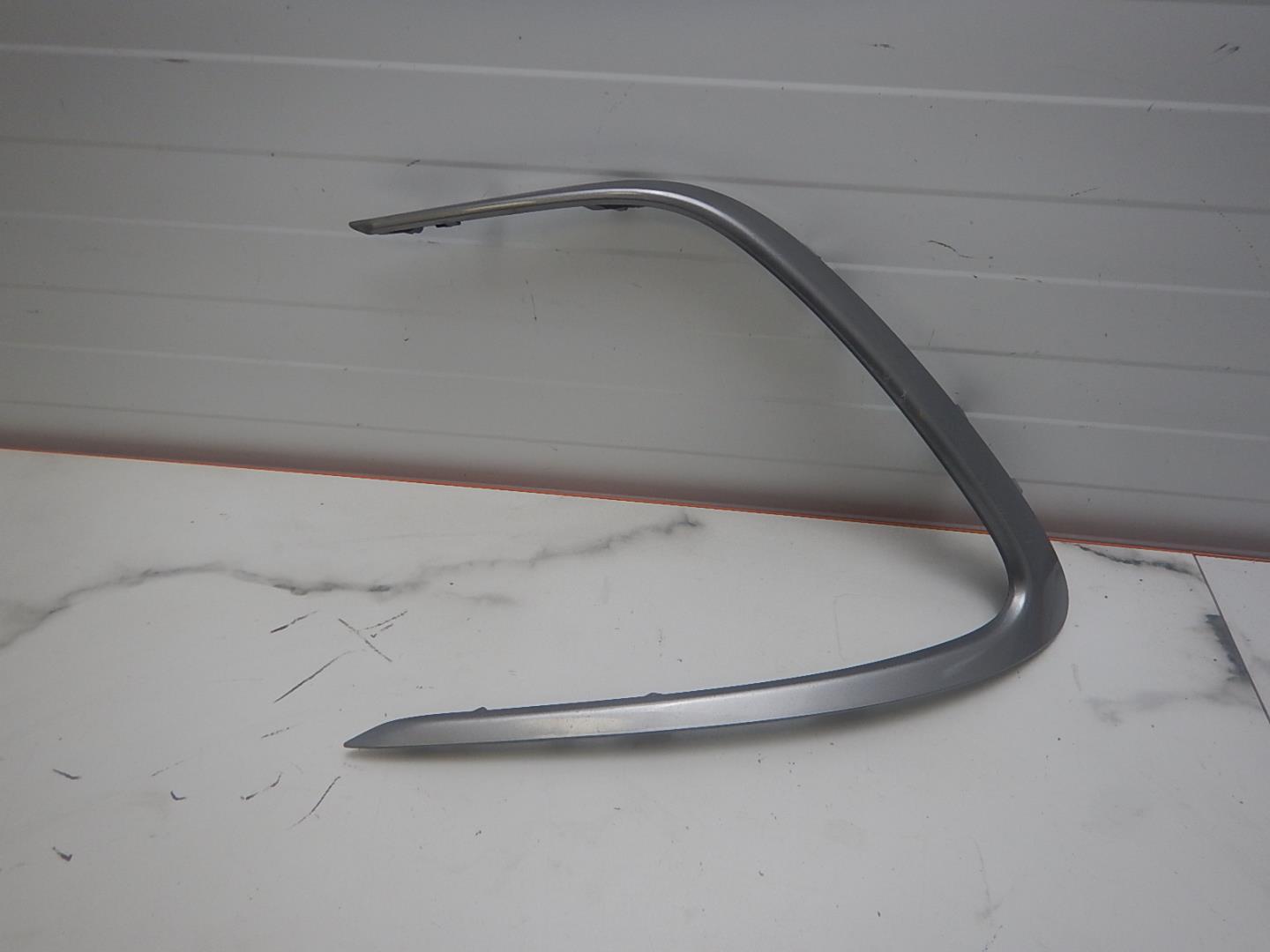 Молдинг переднего бампера левый