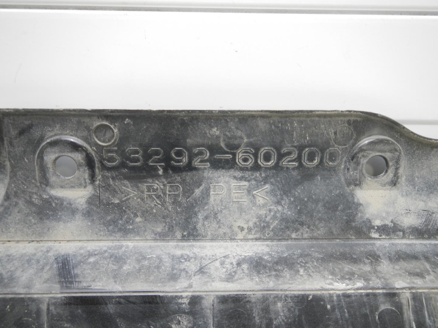 Кожух замка капота