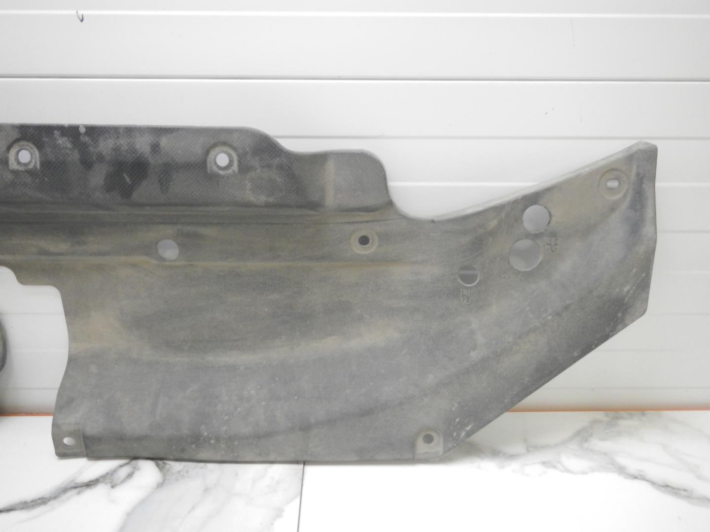 Кожух замка капота