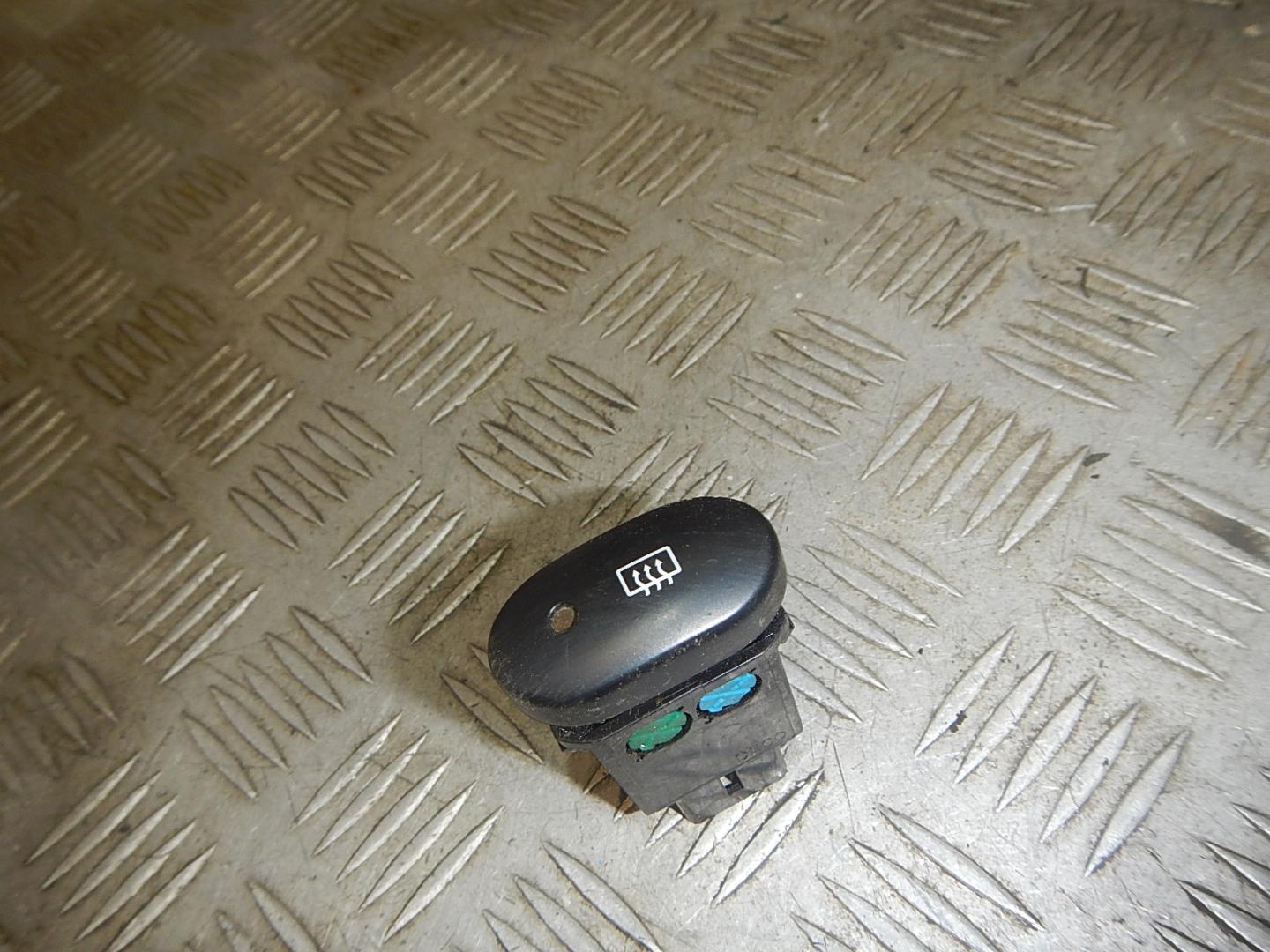 Кнопка обогрева заднего стекла