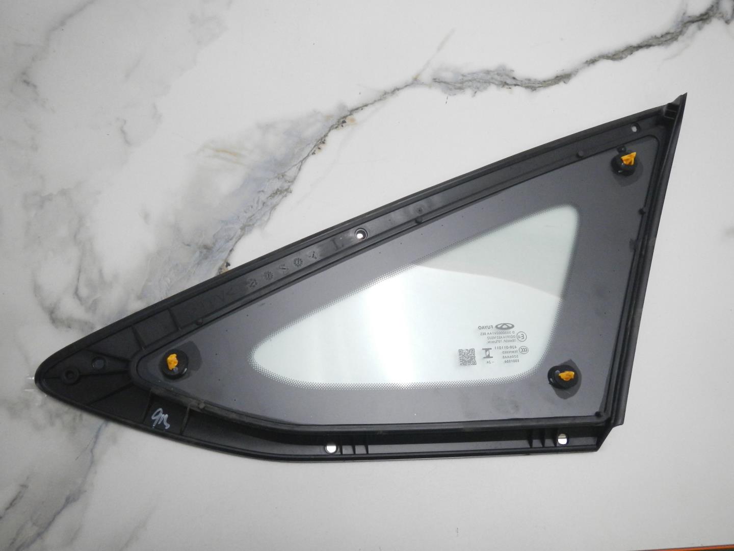 Стекло кузовное глухое левое