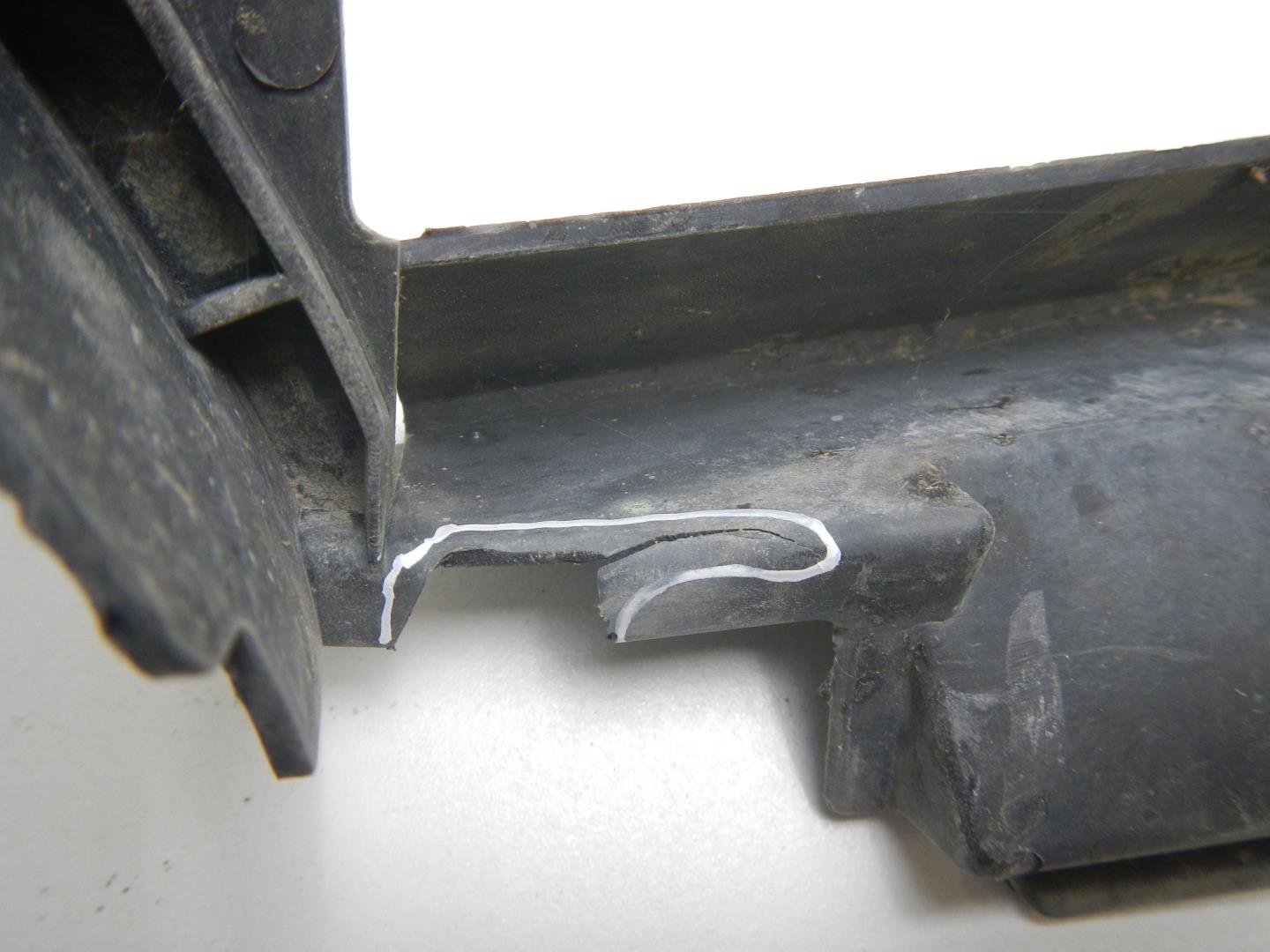 Воздуховод радиатора левый