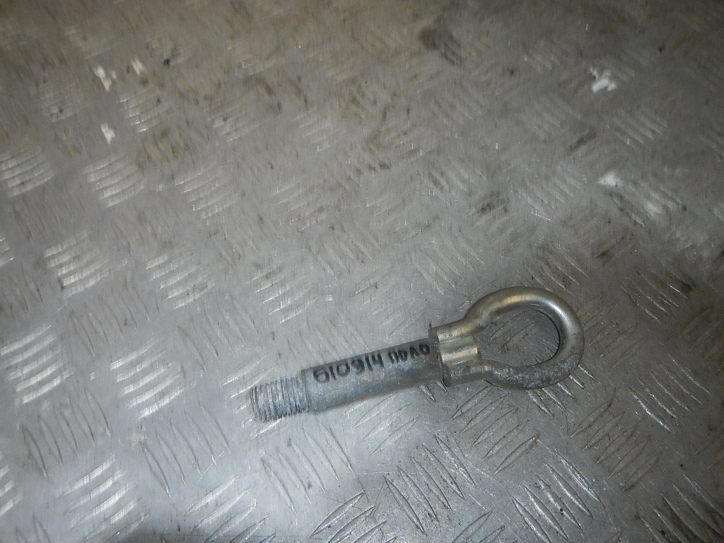 Крюк буксировочный