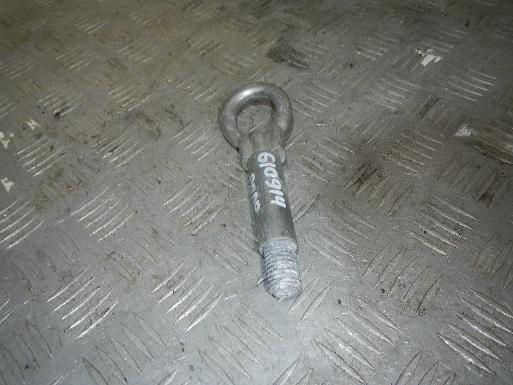 Крюк буксировочный