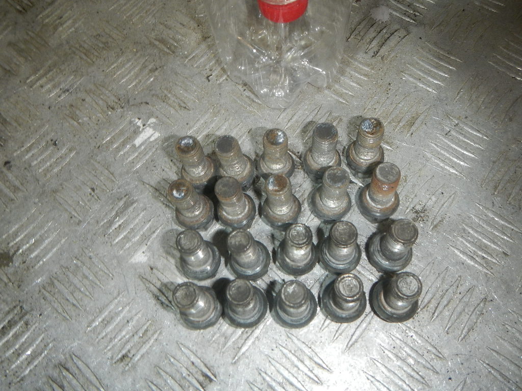 Болт колесный