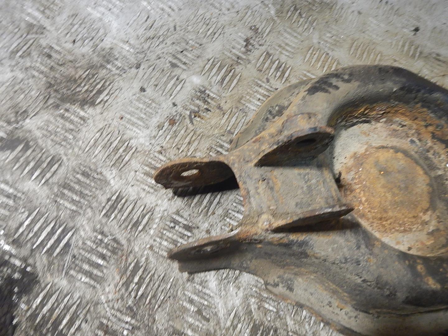 Рычаг задний нижний левый