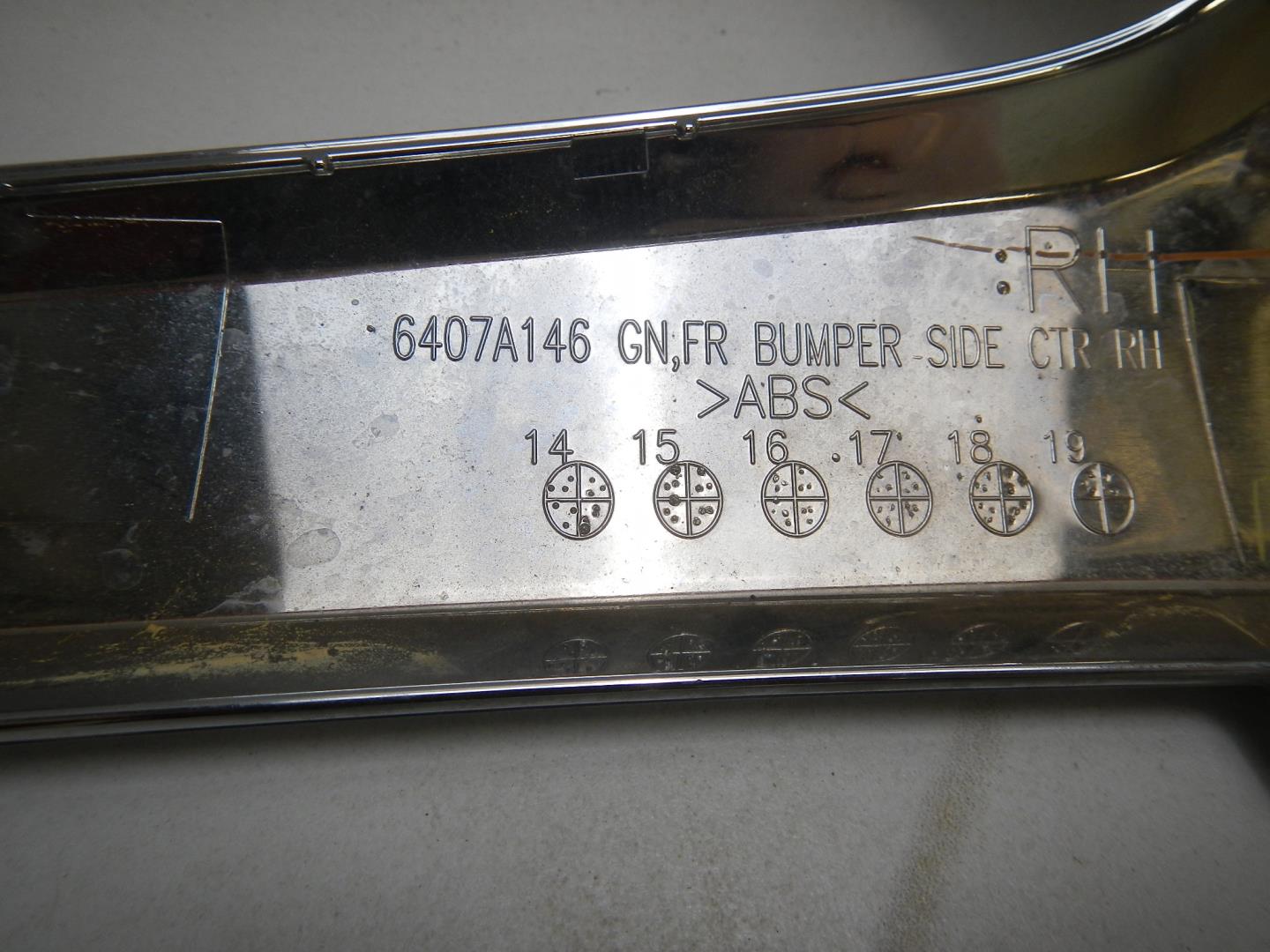 Молдинг переднего бампера правый