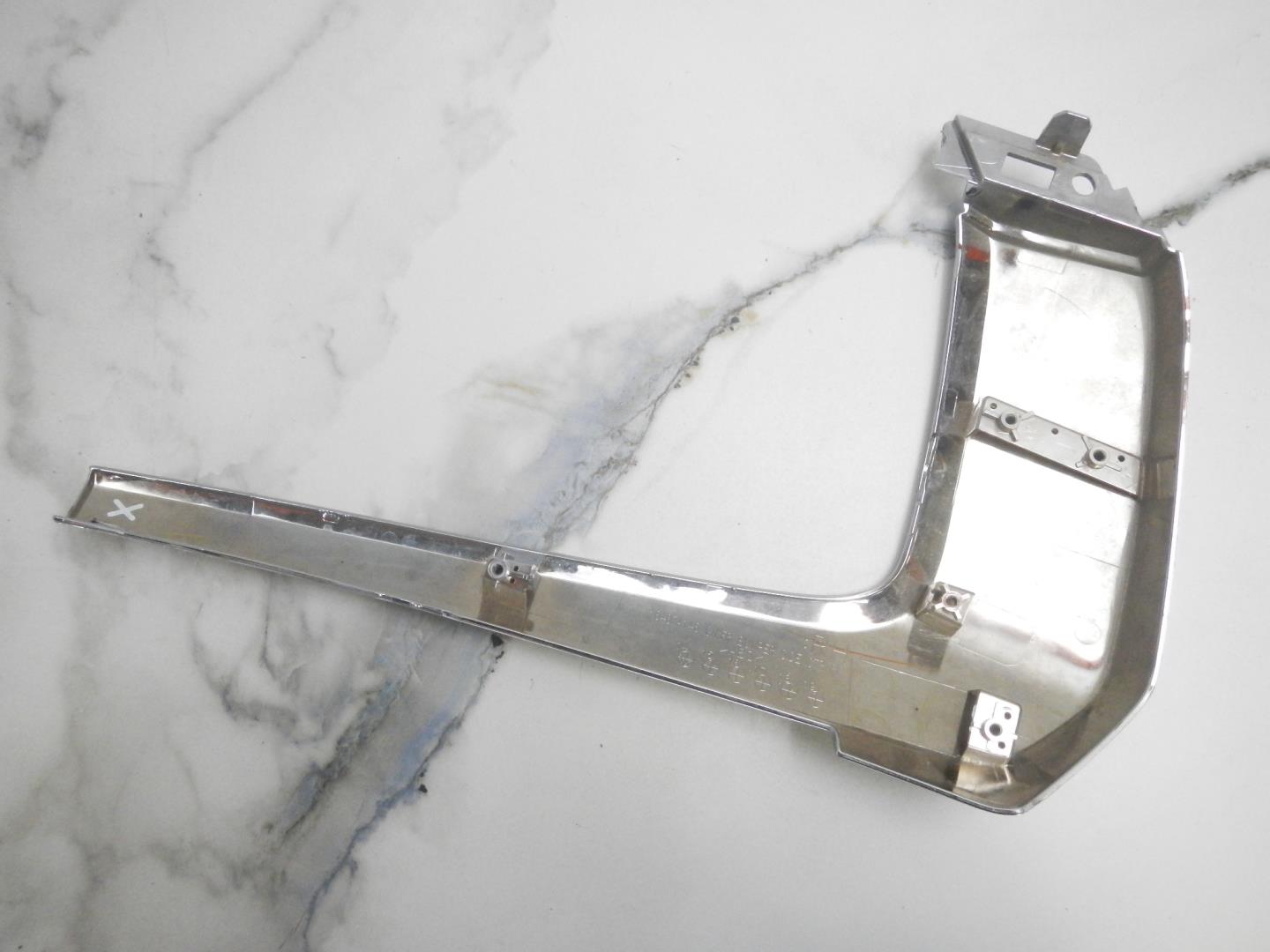 Молдинг переднего бампера правый