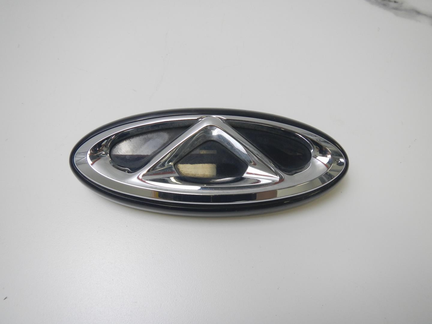 Эмблема на крышку багажника