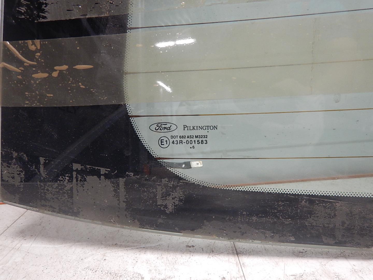 Стекло двери багажника